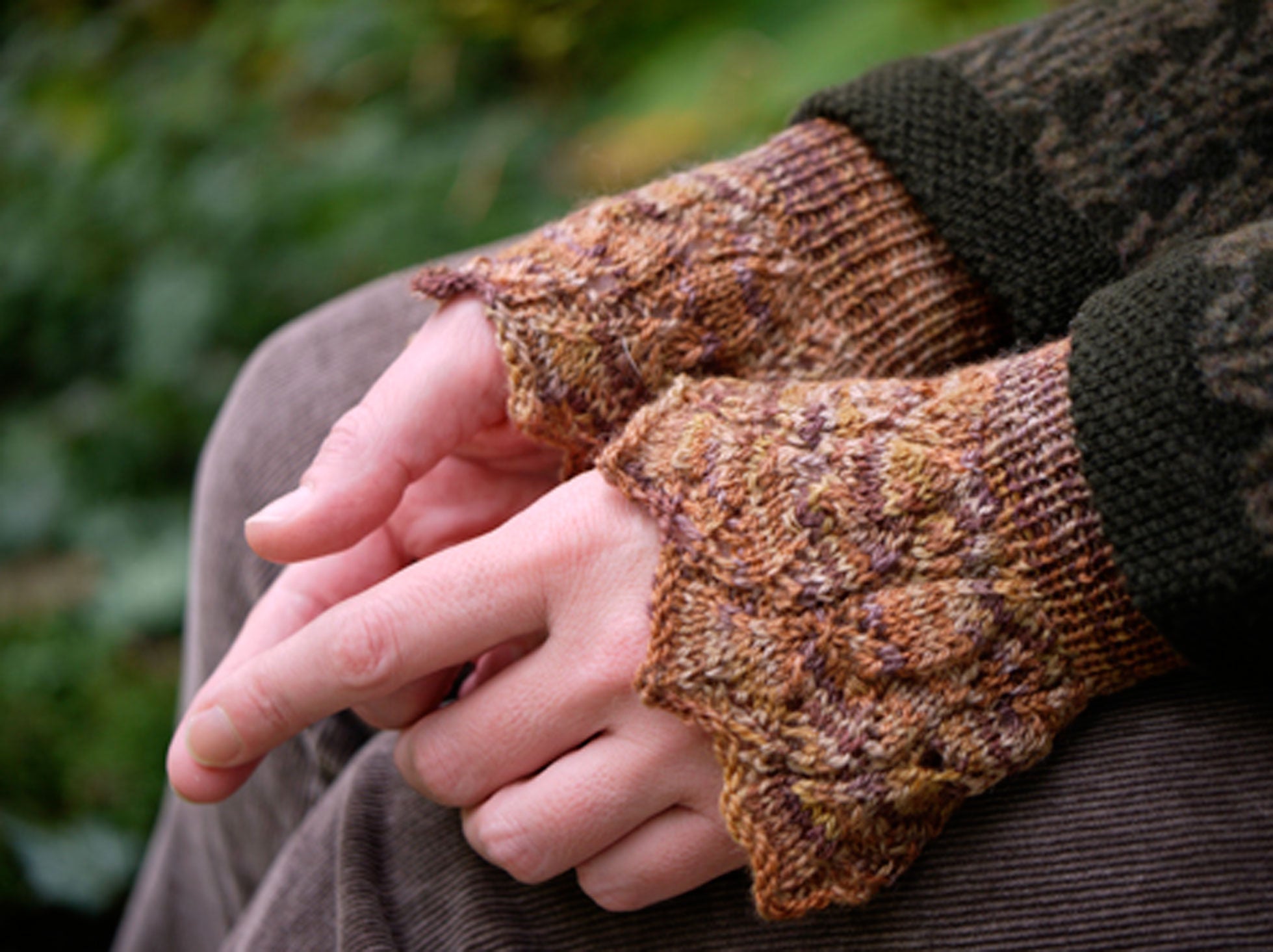 Hellebores Lace Beret and Wristlet Set